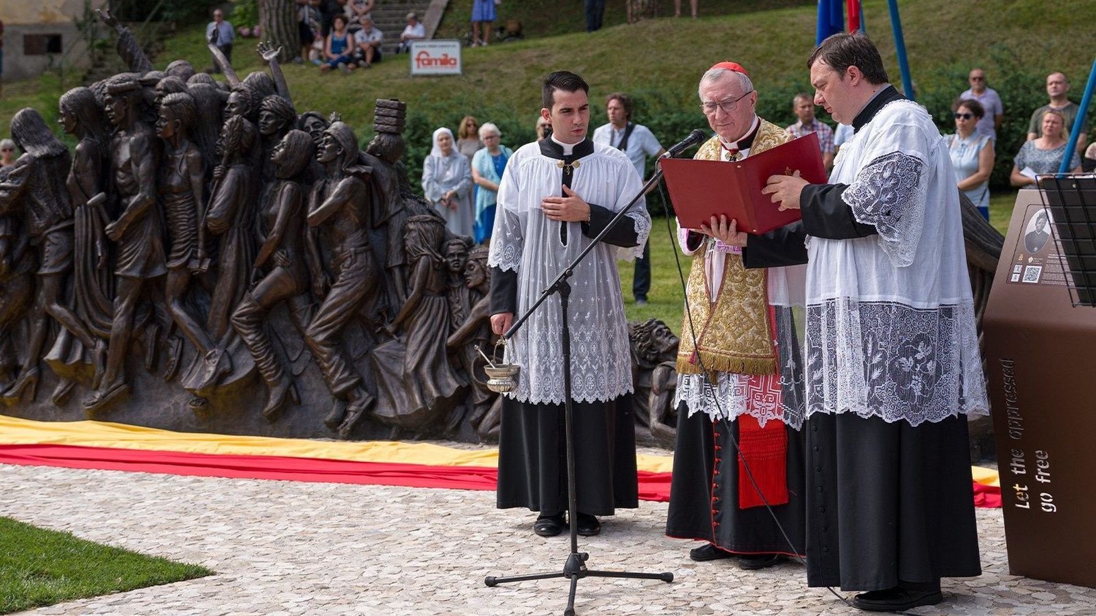 Parolin inaugura una escultura contra la trata