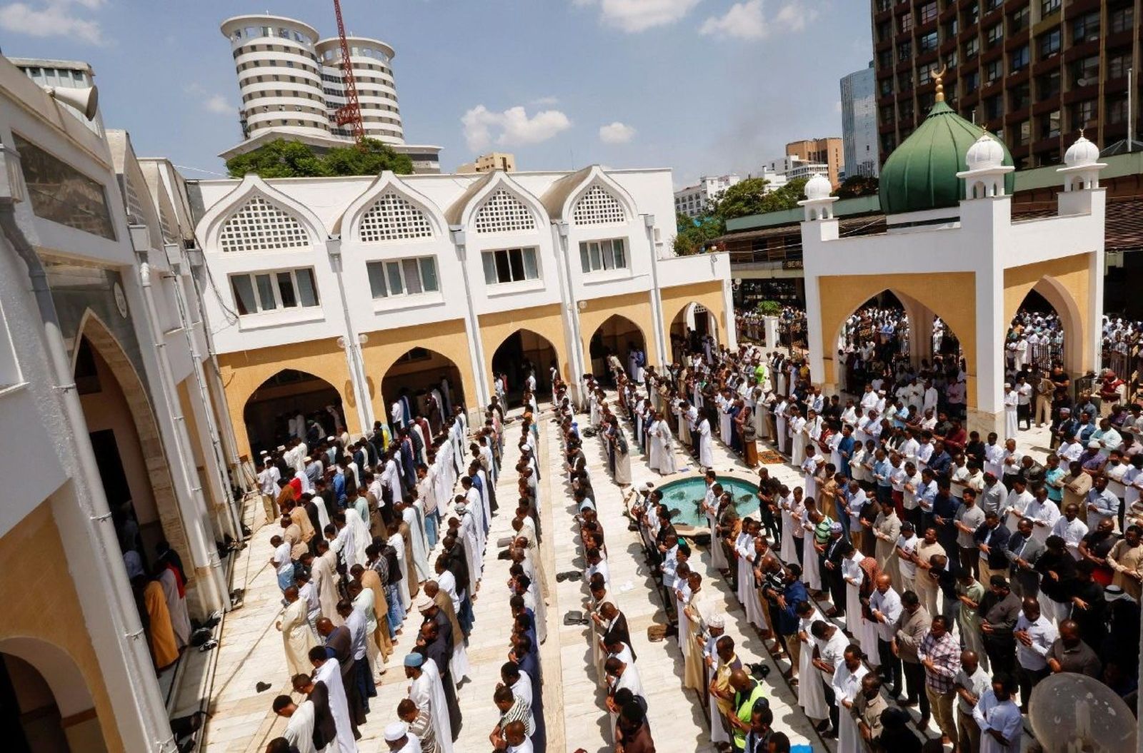Los fieles musulmanes asisten a las oraciones del viernes durante el mes sagrado del Ramadán en la mezquita Jamia, en el centro de Nairob