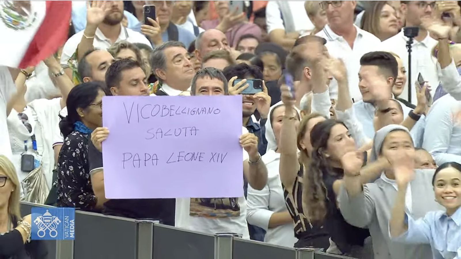 Peregrinos asistentes a la audiencia general muestran su cariño al Papa