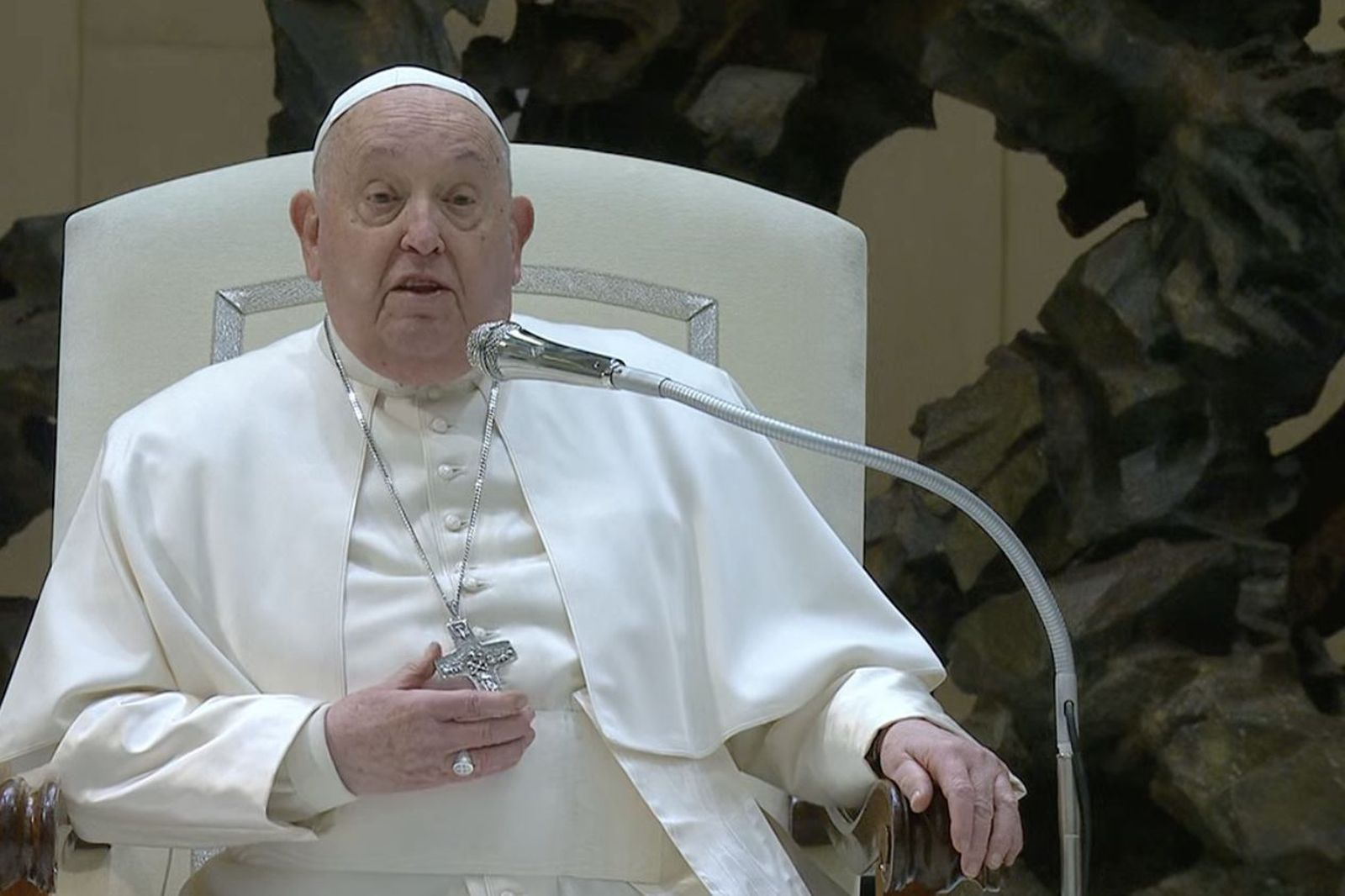 Francisco se excusa por no poder leer