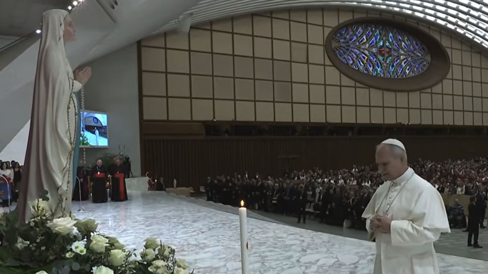 El Papa ante la Virgen de Lourdes