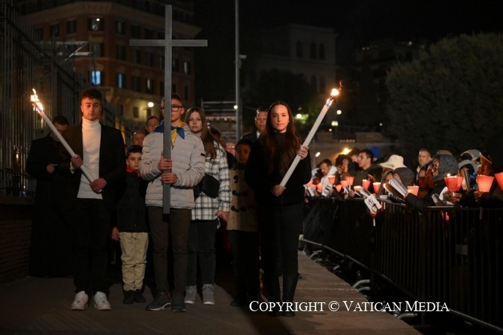 Los dos jóvenes, juntos en el Via Crucis