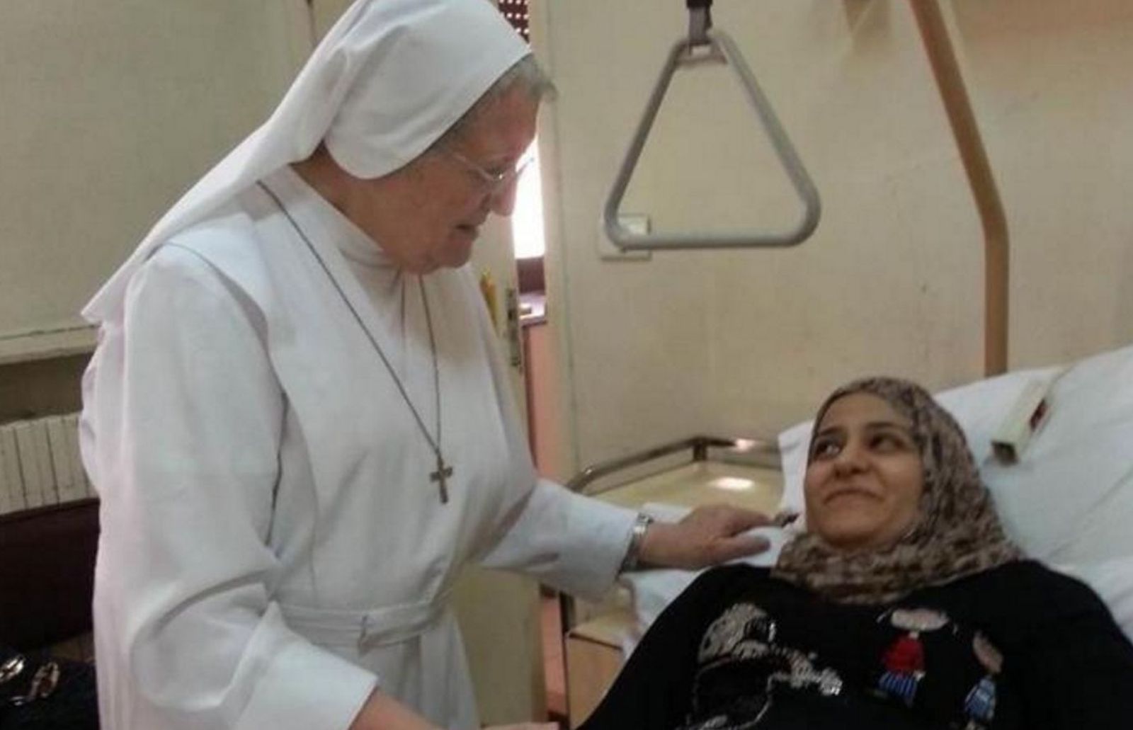 Una religiosa cuida de una víctima del conflicto en Siria