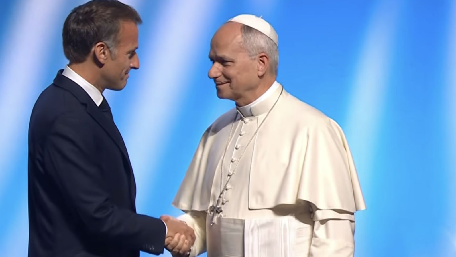 Macron estrecha la mano del Papa