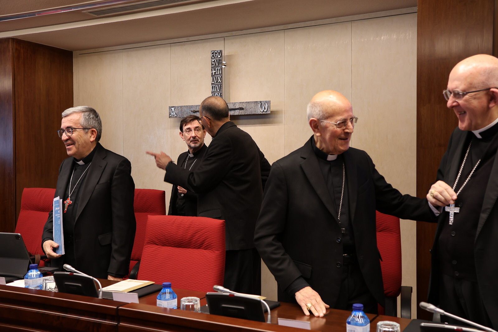 Cobo, hablando con Omella