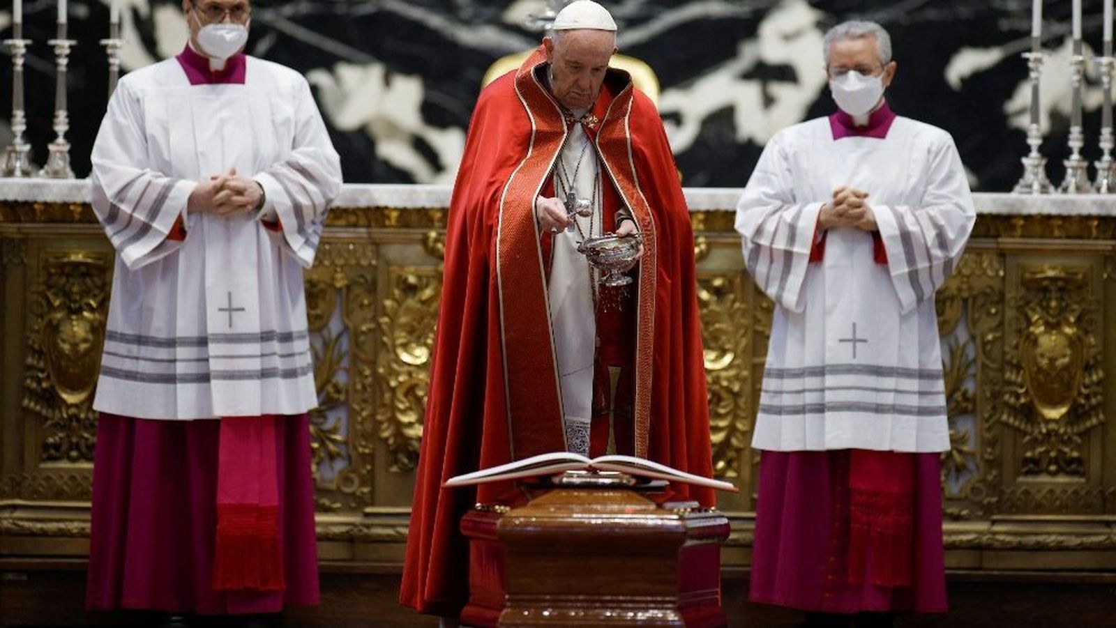 Francisco en el funeral del Cardenal Cacciavillan