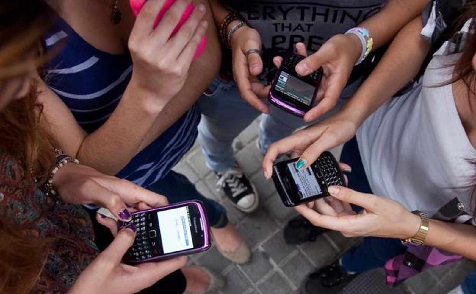 Jóvenes con su móviles usando redes sociales