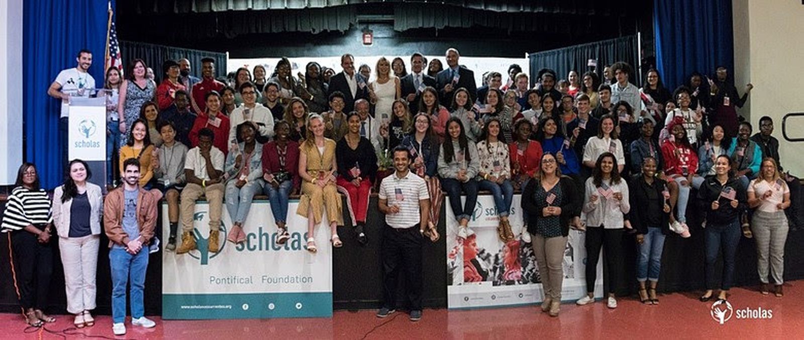 Estudiantes de escuelas públicas reunidos con el alcalde del condado de Miami-Dade, Carlos Giménez; Alberto Carvalho, superintendente del condado de Miami Dade; María Teresa Rojas, miembro de la Junta Escolar, y José María del Corral, director mundial de Scholas