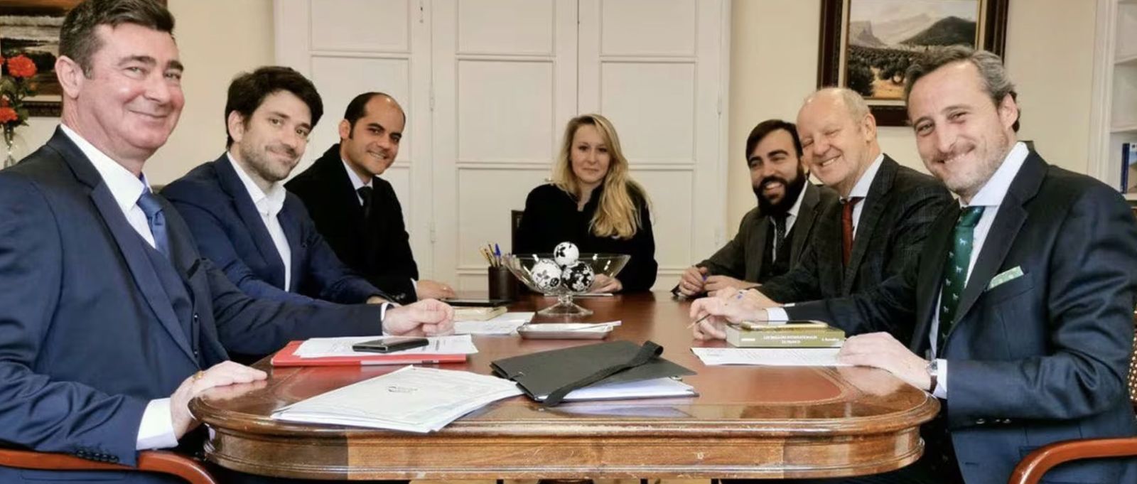 Pos promotores del centro de ISSEP en Madrid. Primero a la derecha, Kiko Méndez-Monasterio, segundo a la izquierda, Gabriel Ariza. Al fondo, Marione Maréchal-Le Pen. A su derecha, Javier Tebas Llanas