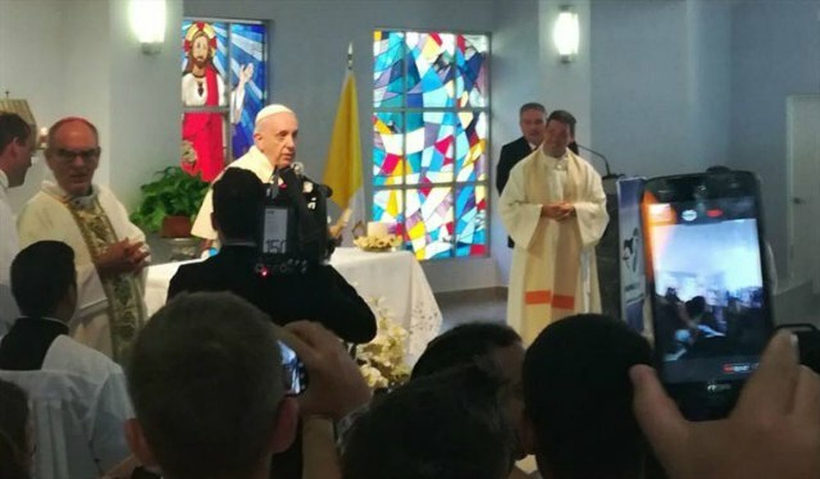 Visita sorpresa del Papa a jóvenes cubanos presentes en la JMJ