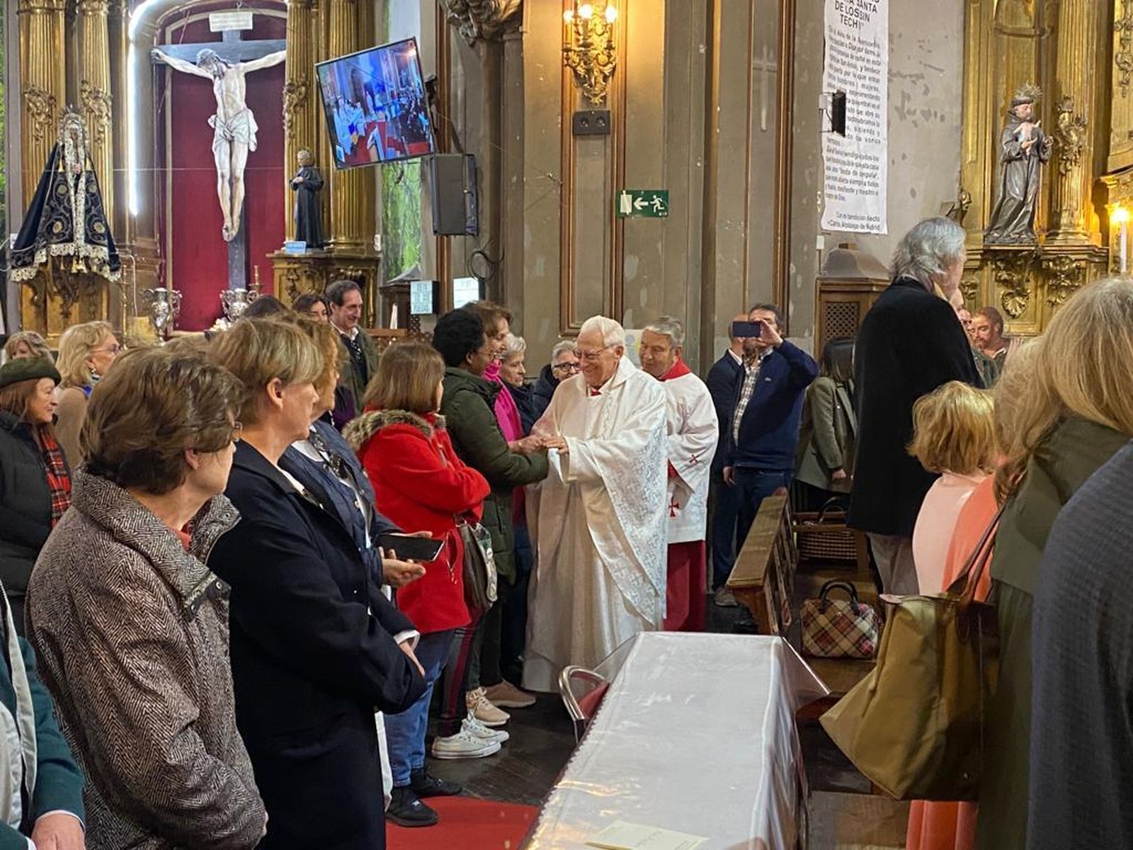 El padre Ángel dio la paz a todos los presentes