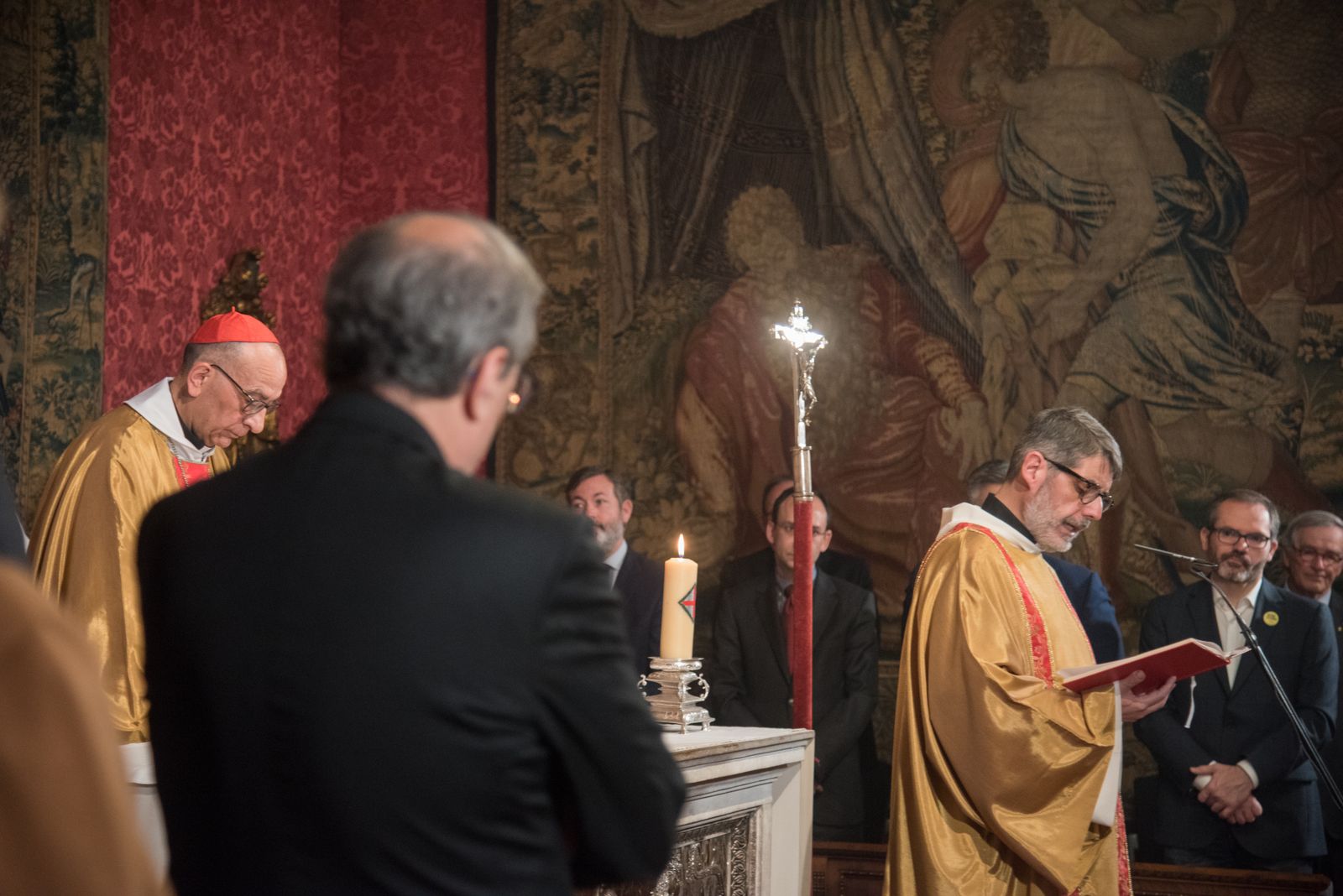 Omella, junto a Torra, durante la misa de Sant Jordi
