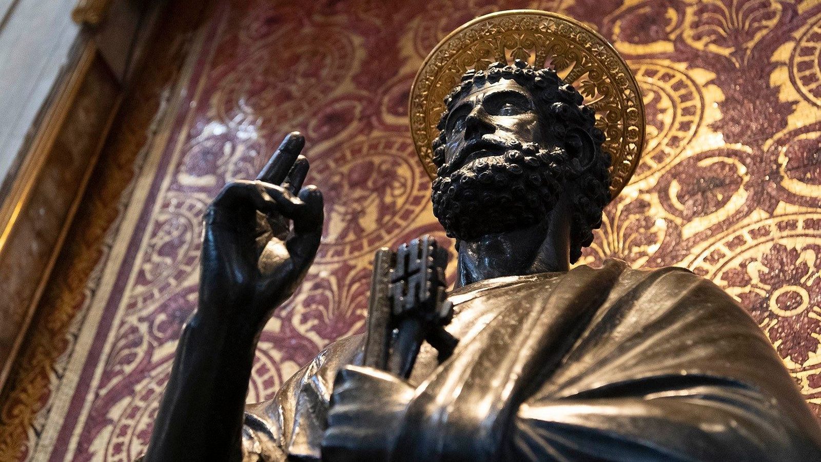 San Pedro en la cátedra (detalle), estatua de bronce atribuida a Arnolfo di Cambi