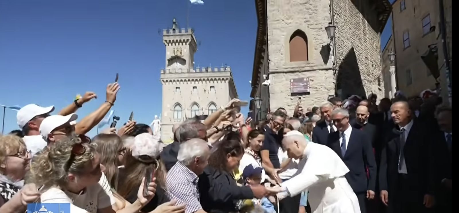 El Papa saluda a los fieles