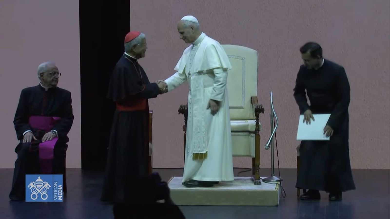 León XIV saluda al cardenal prefecto Lazzaro You Heung sik