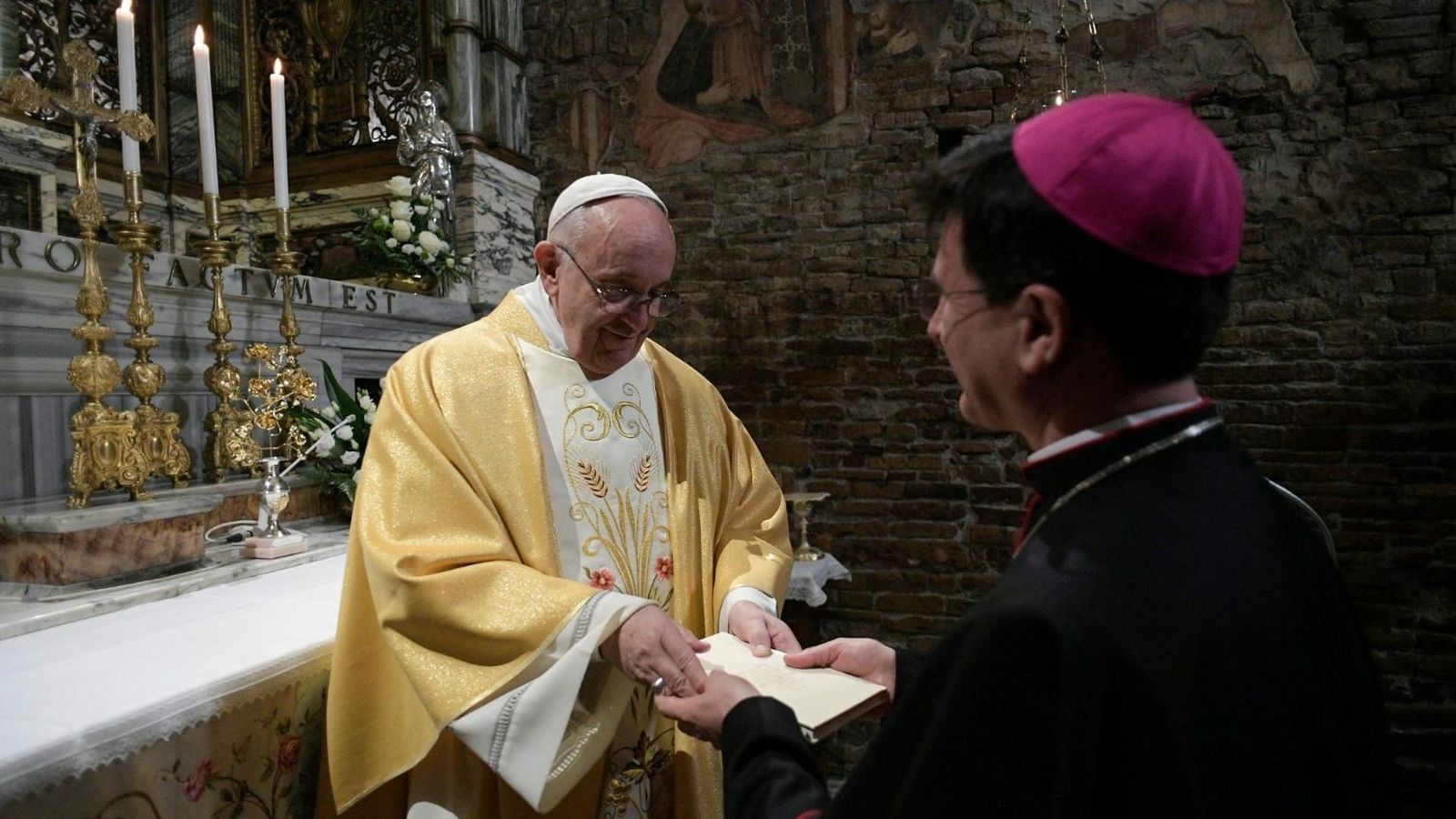 Francisco ofrece el documento