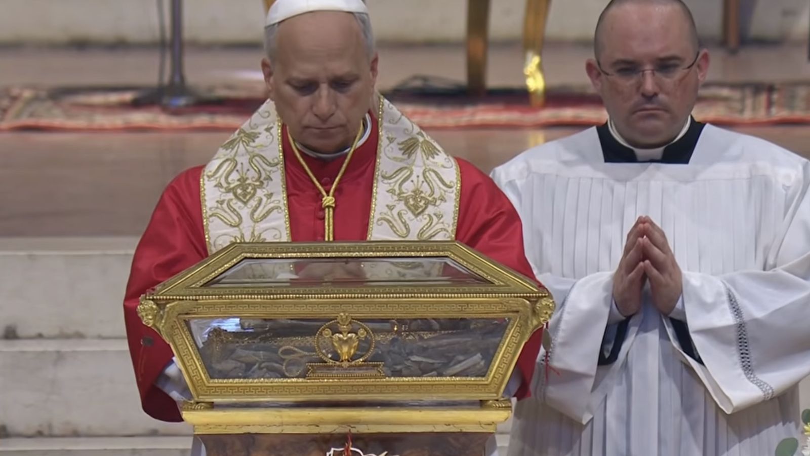 El Papa reza ante las reliquias de san Agustín en Pavía