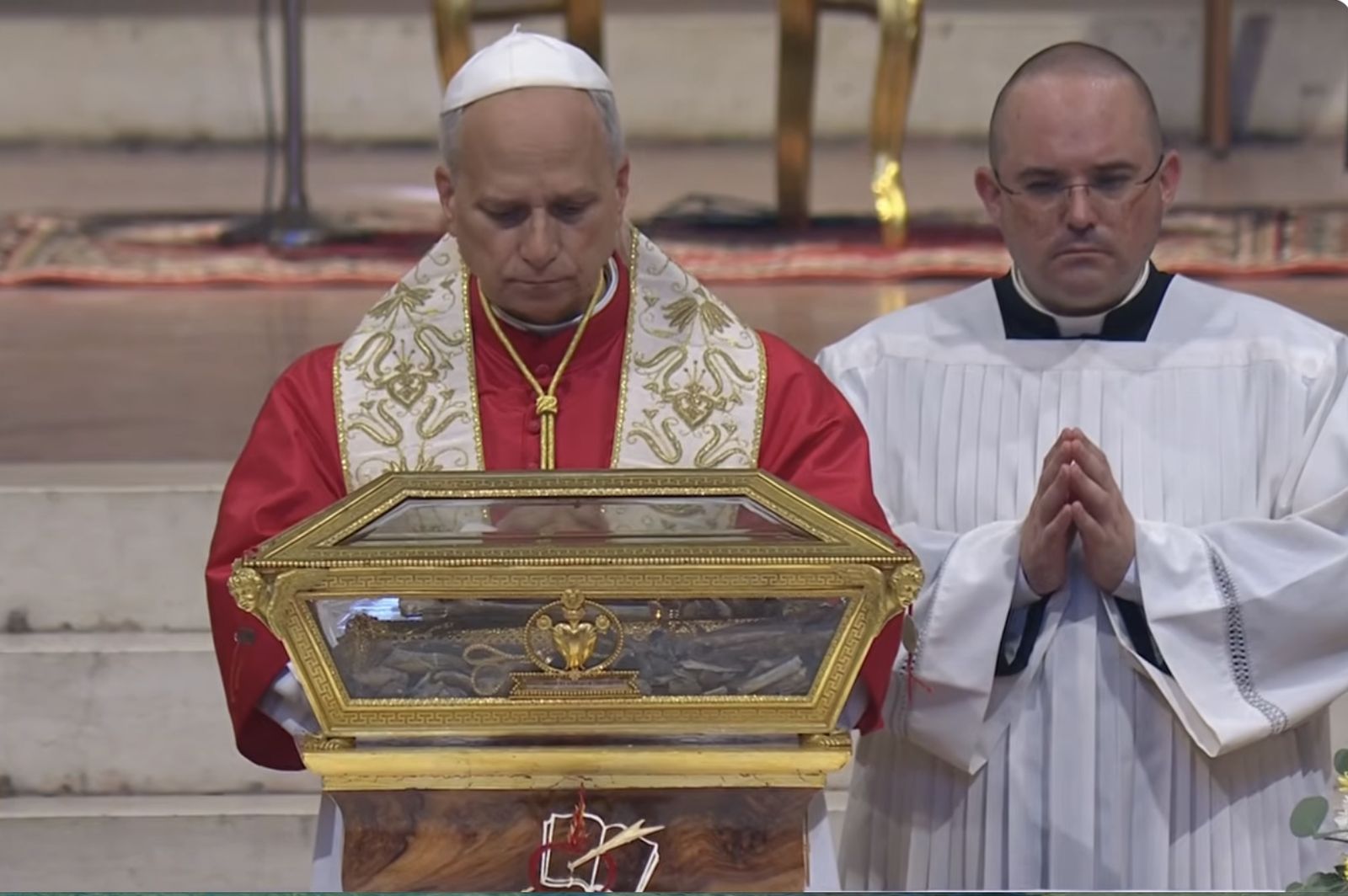 El Papa reza ante las reliquias de san Agustín en Pavía