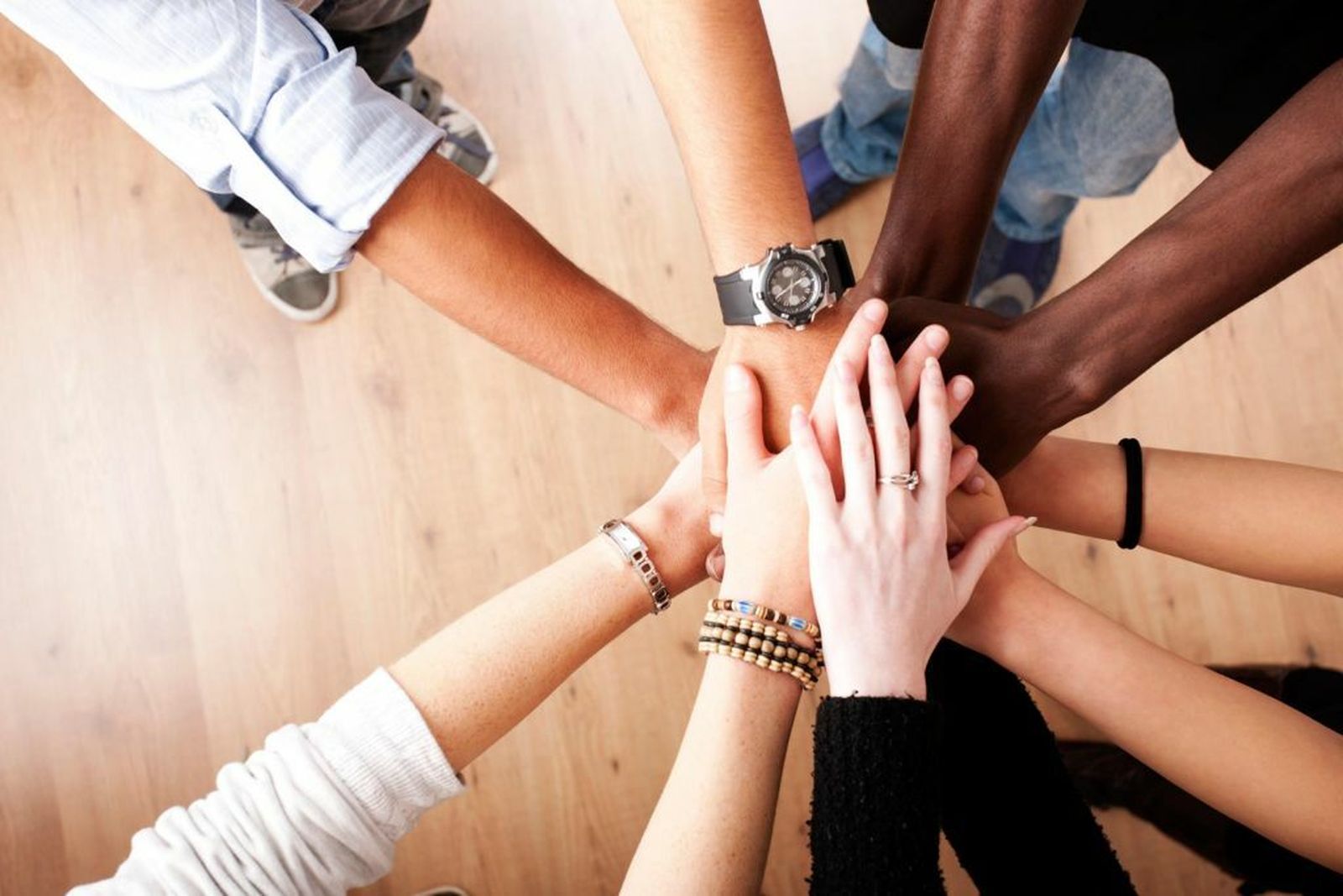 Manos unidas, manos de mujer