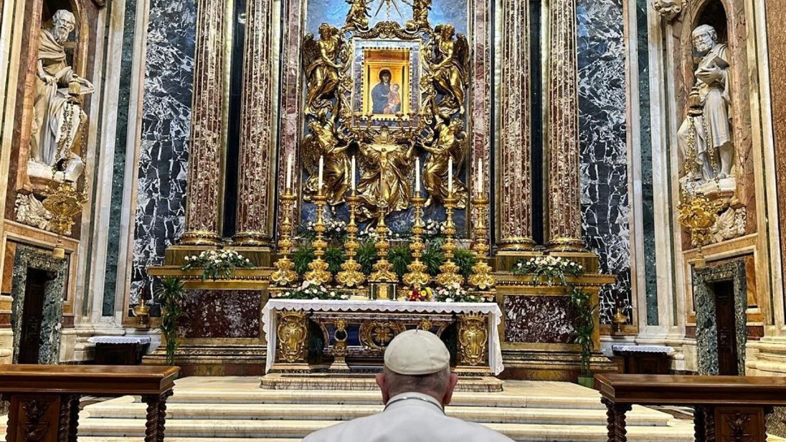 El Papa en oración ante el icono de la Virgen Salus populi romani