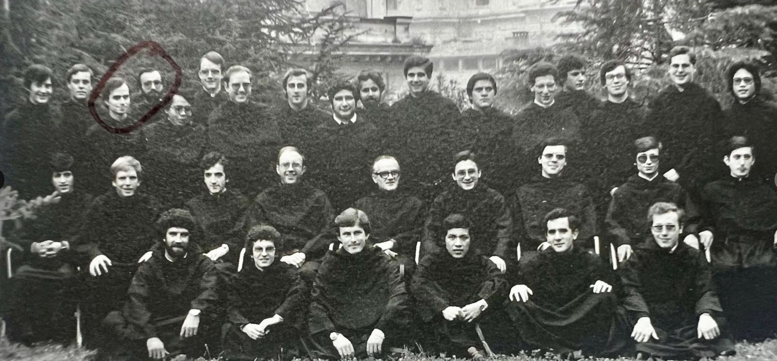 Prevost y Lazcano rodeados por un círculo en la foto del curso 1981-1982