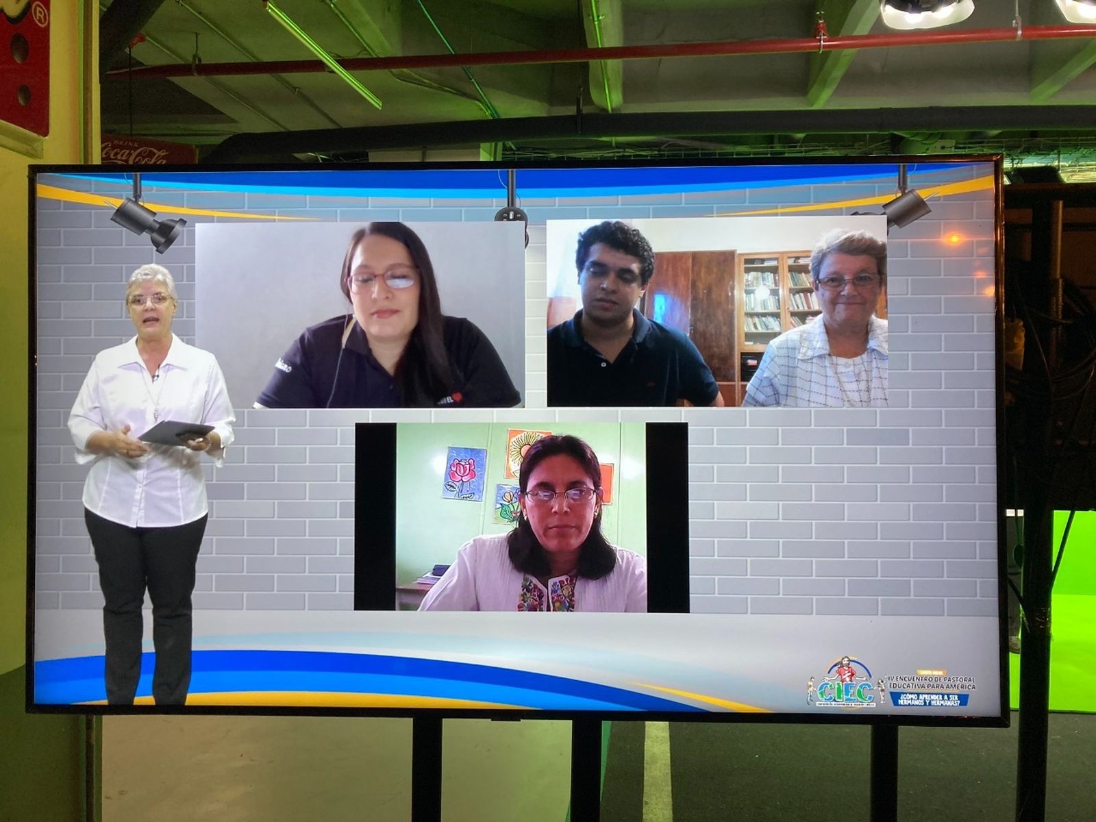 Primeros panelistas en el encuentro