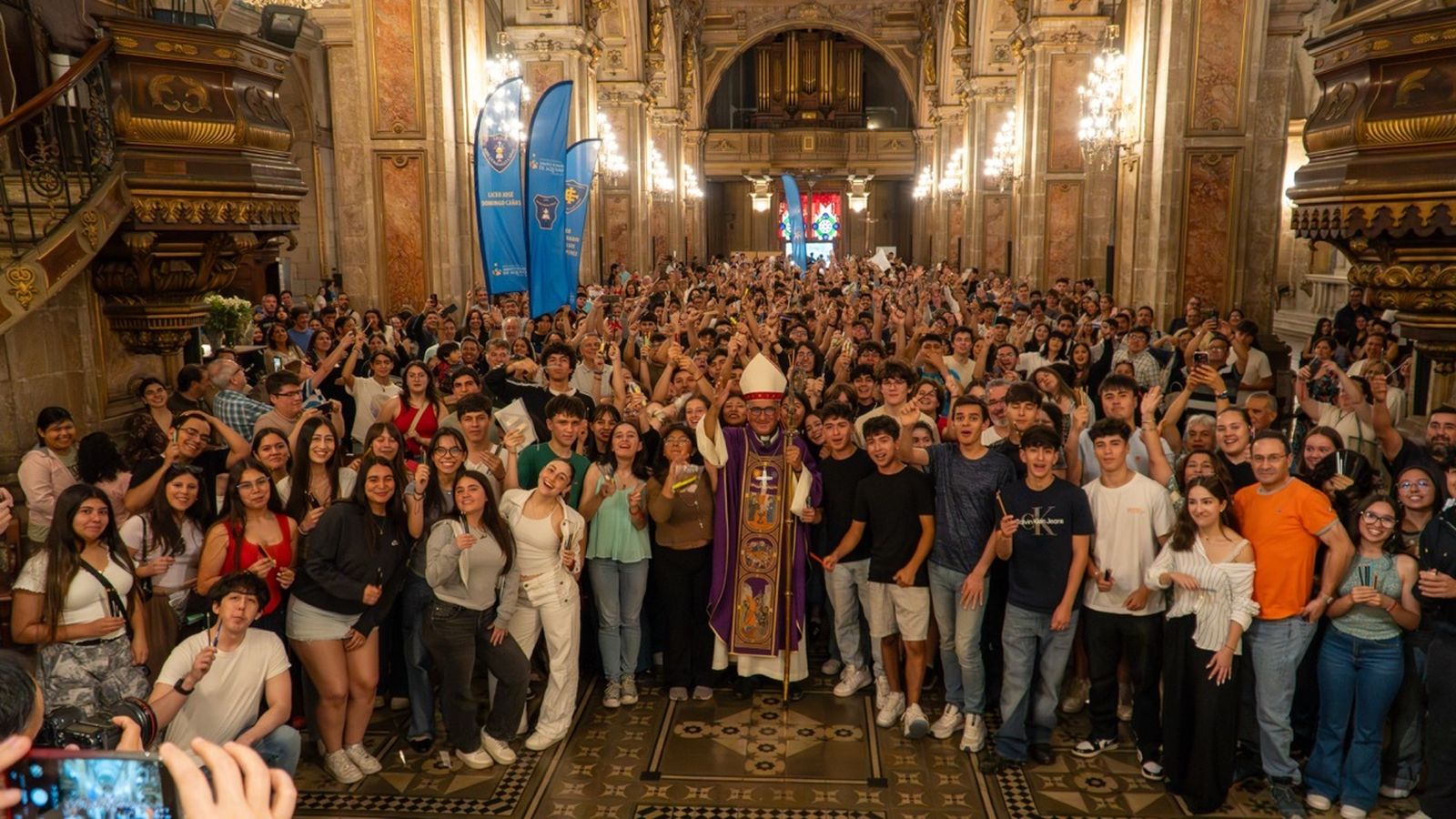 Cardenal Chomali junto a los estudiantes en la Misa de Bendición de los Lápices