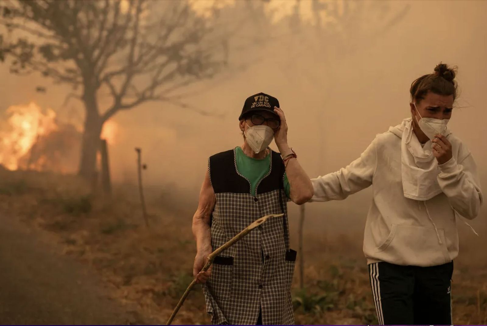 Vecinos trabajan en labores de extinción en un pueblo de Ourense