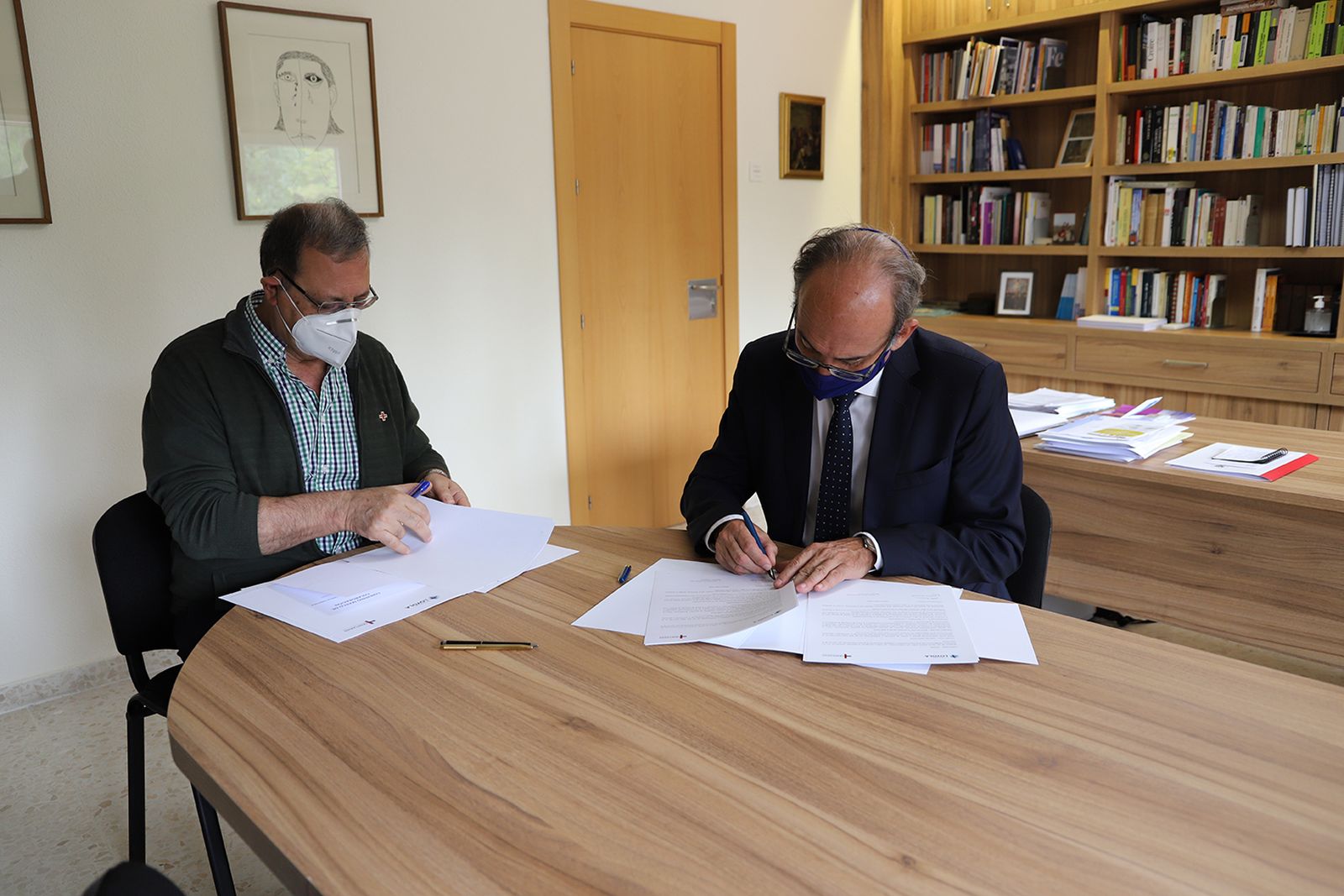 Firma de convenio entre la Universidad Loyola y los Trinitarios