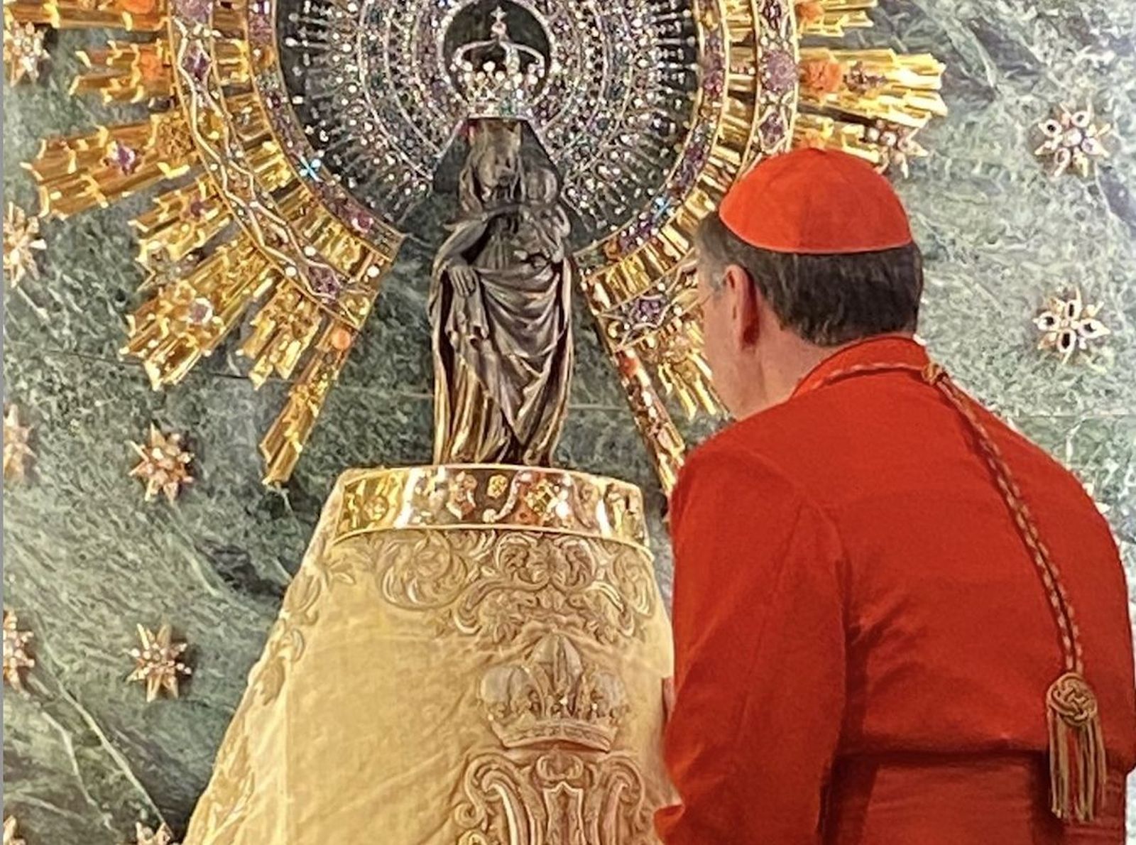 El cardenal Américo Aguiar, ante la Virgen del Pilar