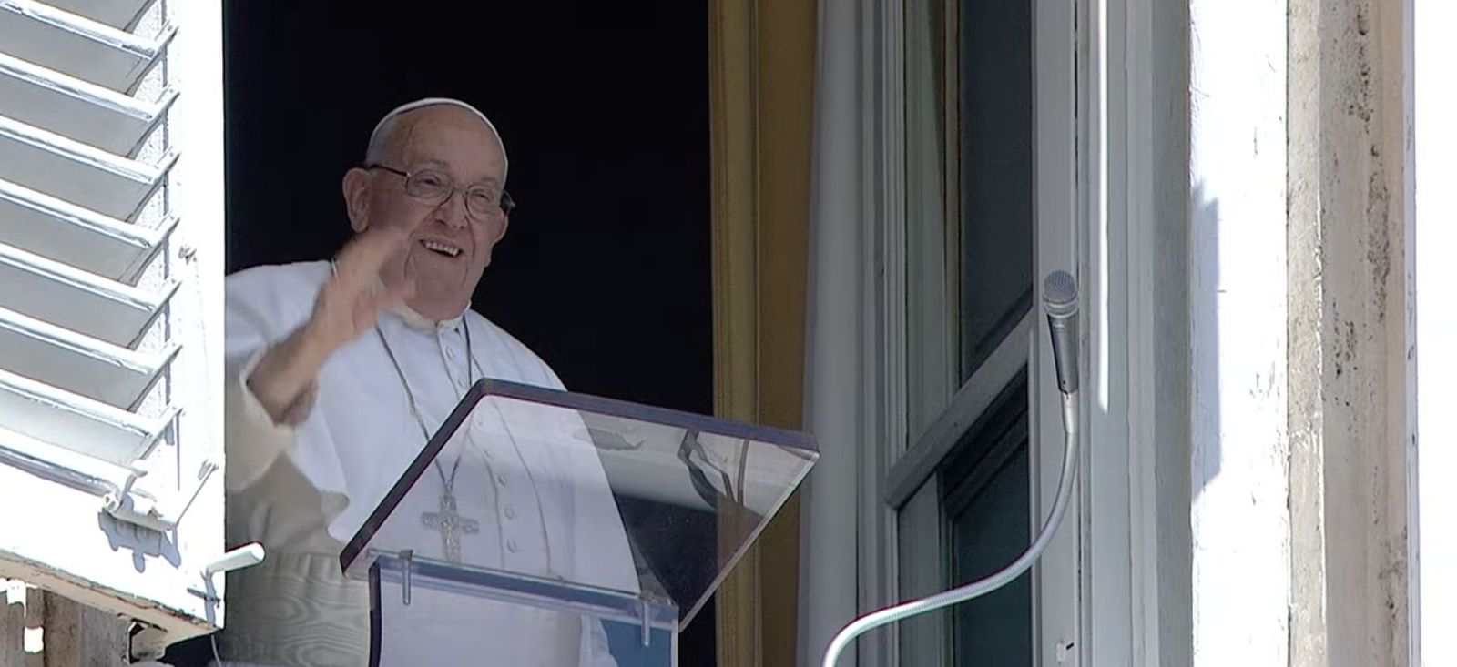 Francisco saluda a los fieles desde el balcón