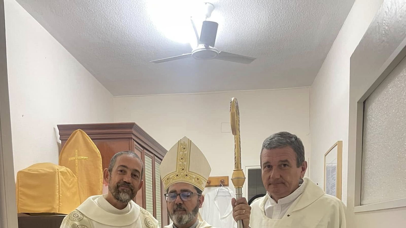 Diaconos con el obispo Vicente en Madre Teresan