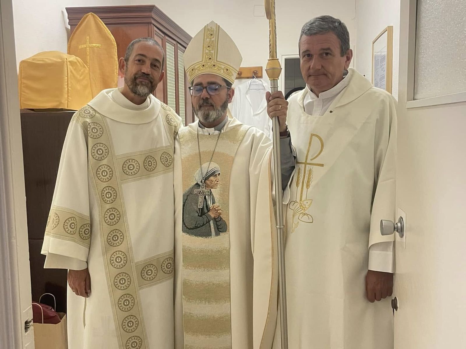 Diaconos con el obispo Vicente en Madre Teresan