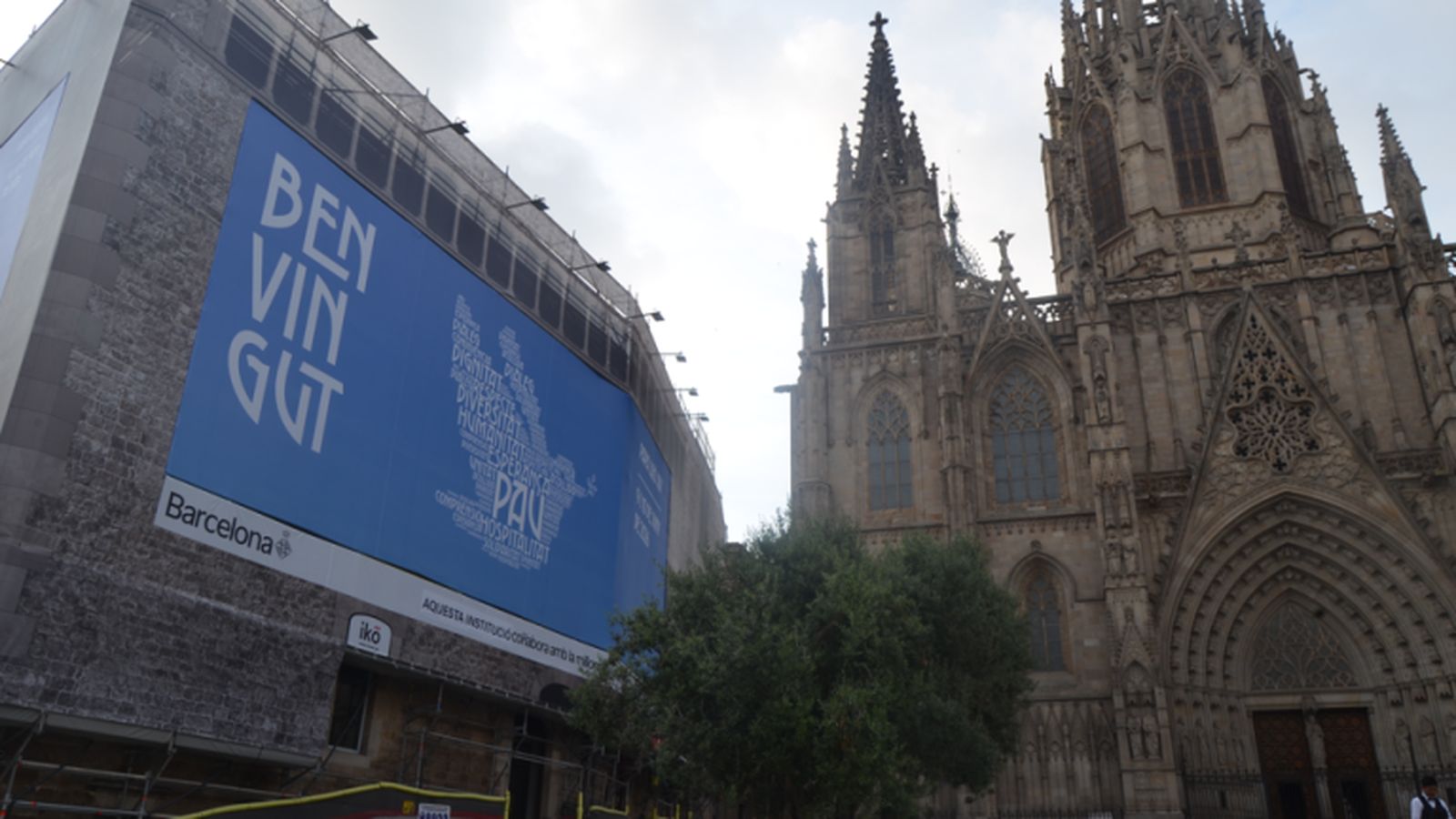 Mientras tanto, en el Pla de la Seu, una gran lona instalada sobre un andamio frente al Museo Diocesano ya da la bienvenida al pontífice. "La ha colocado la Generalitat", señala.