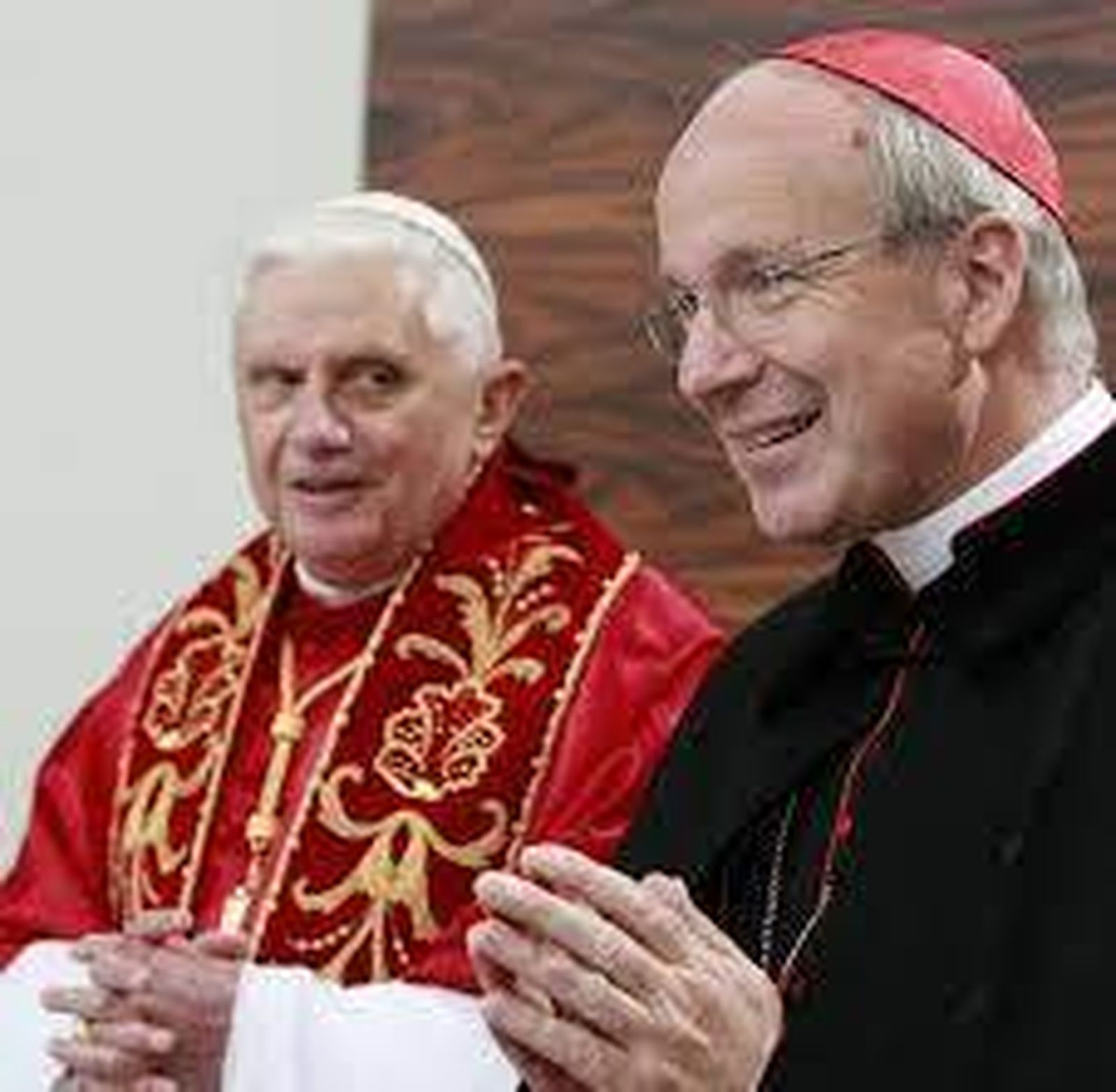 Cristoph Schönborn junto a Benedicto XVI.