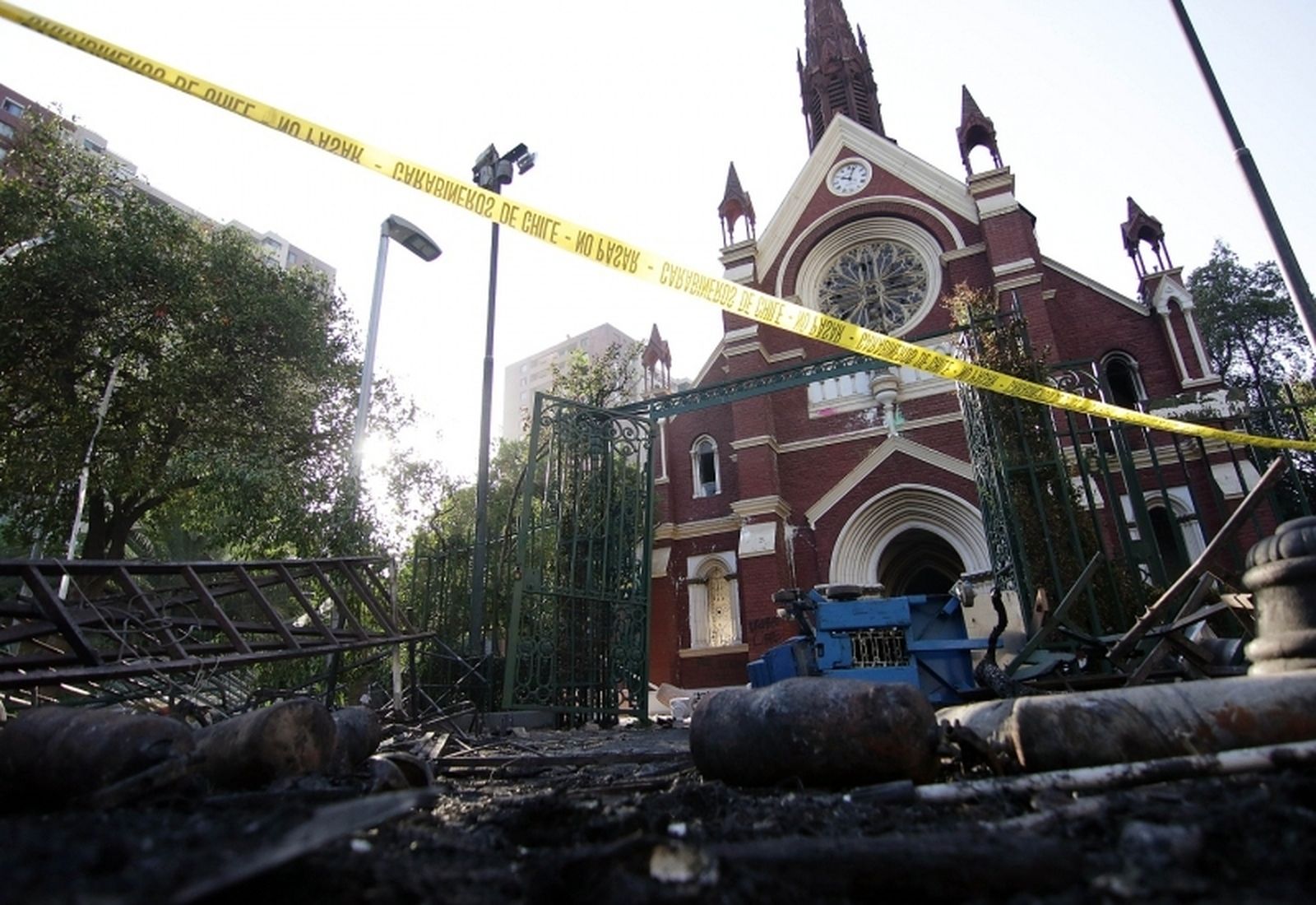 Así quedó la iglesia de los Carabineros de Santiago