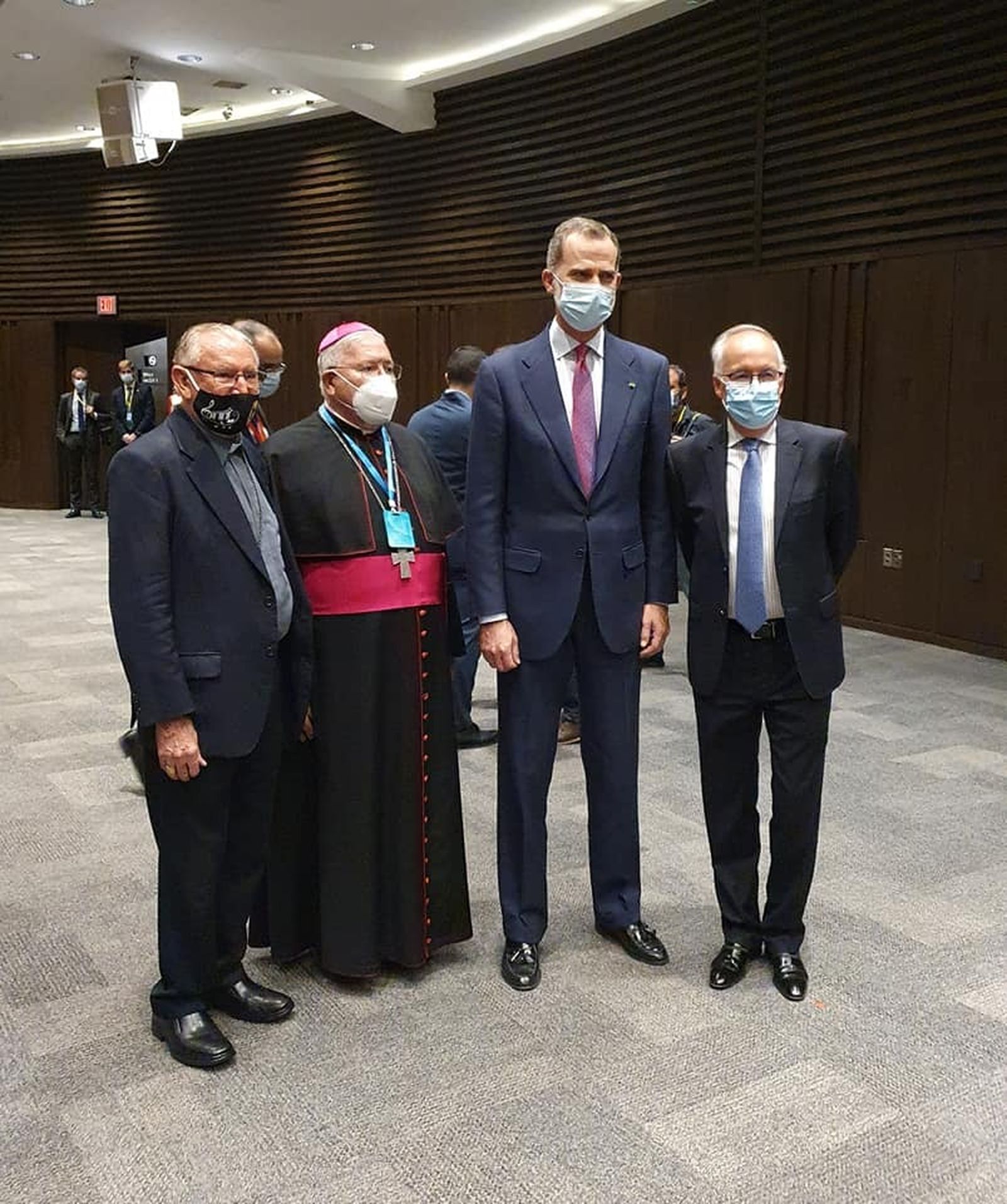 Monseñor Nicolás Castellanos, Monseñor Jesús Juárez, S.M. el Rey Don Felipe VI de Borbón y el Cónsul Honorario de España en Sucre, Luis Pedro Rodríguez.
