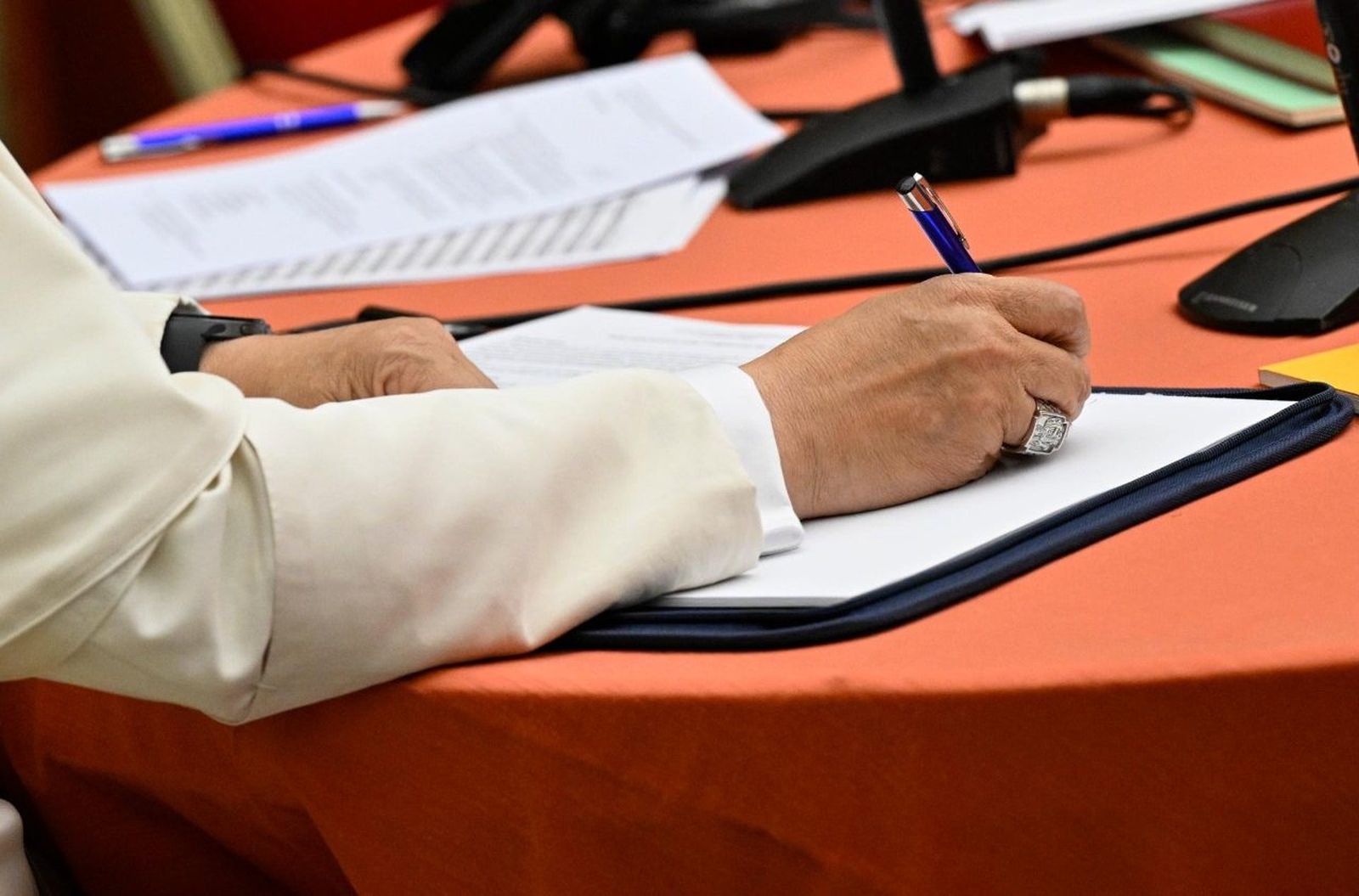 El Papa toma notas durante su primer consistorio