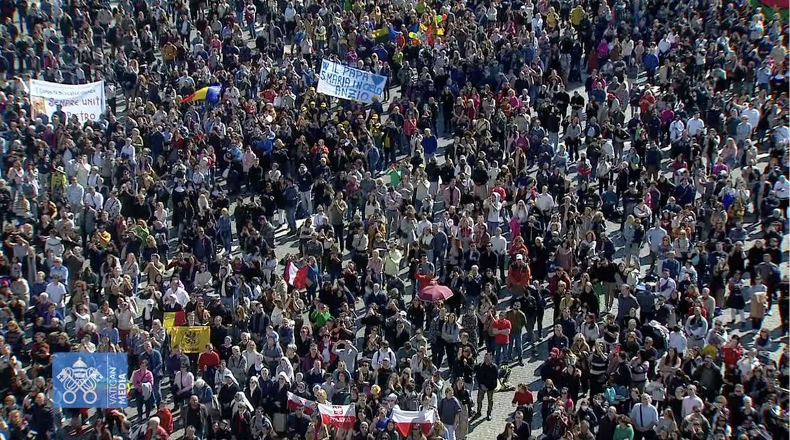 Peregrinos en la Plaza de San Pedro para escuchar el ángelus del Papa