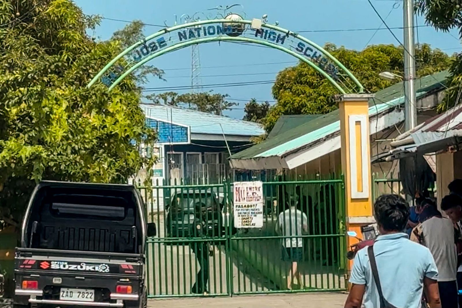 Puerta principal donde ocurrió el peor tiroteo escolar en la historia de Filipinas en Tacloban, Provincia de Leyte