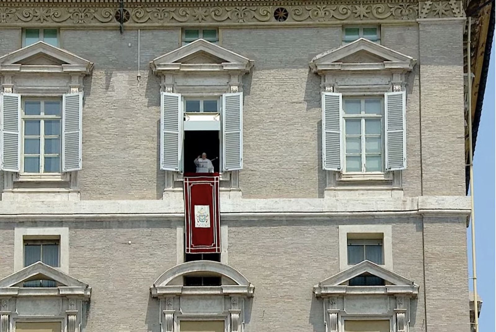 El Papa, en el momento en que se asoma al balcón del Palacio Apostólico