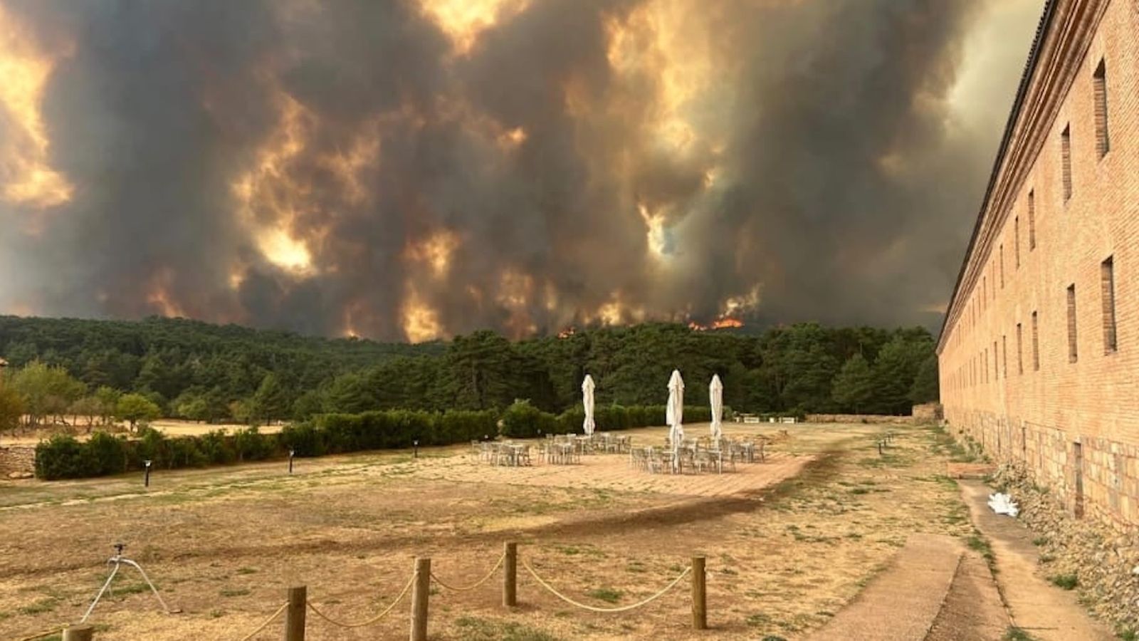 El fuego alcanza el entorno protegido que rodea el monasterio