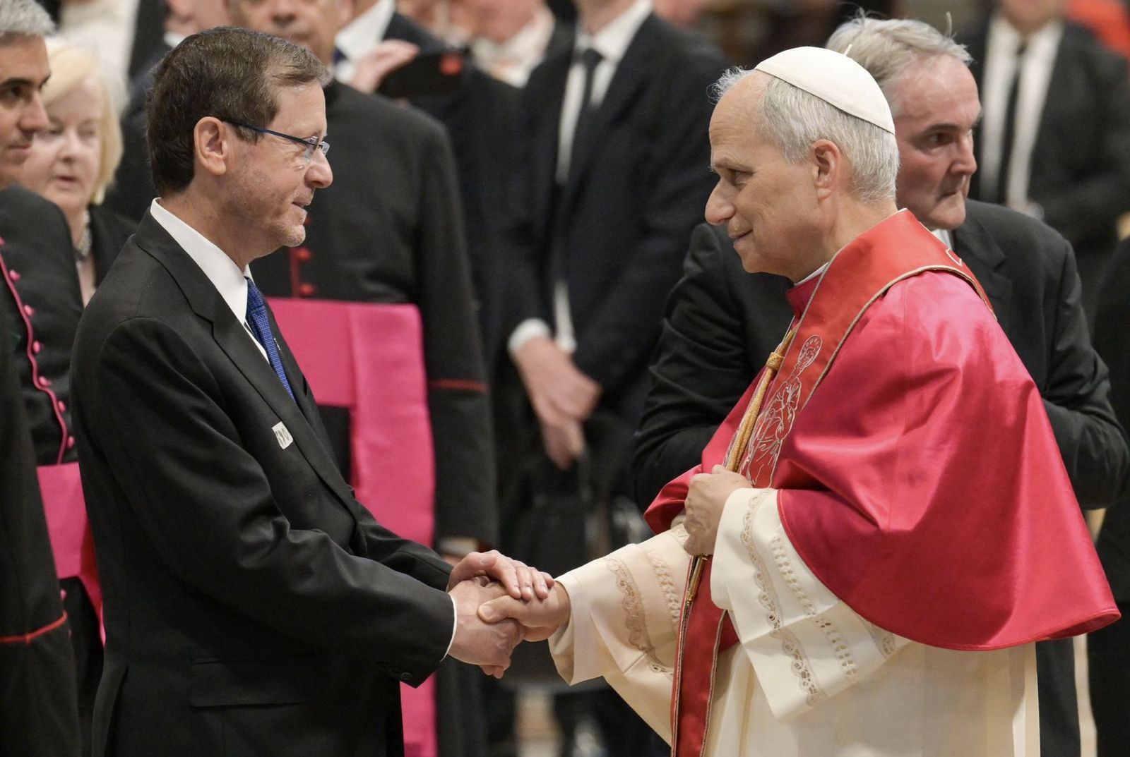 Isaac Herzog saluda a León XIV tras su entronización papal