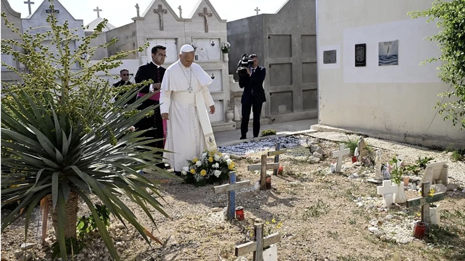 Ofrenda floral del Papa en el cementerio de Lampedusa