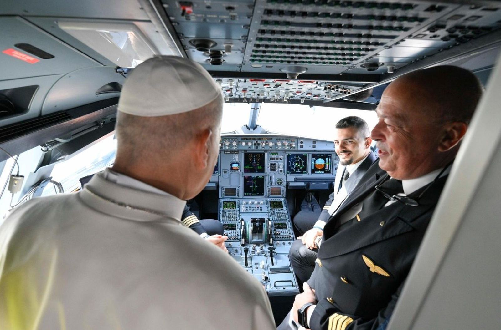 León XIV, saludando a los pilotos del vuelo