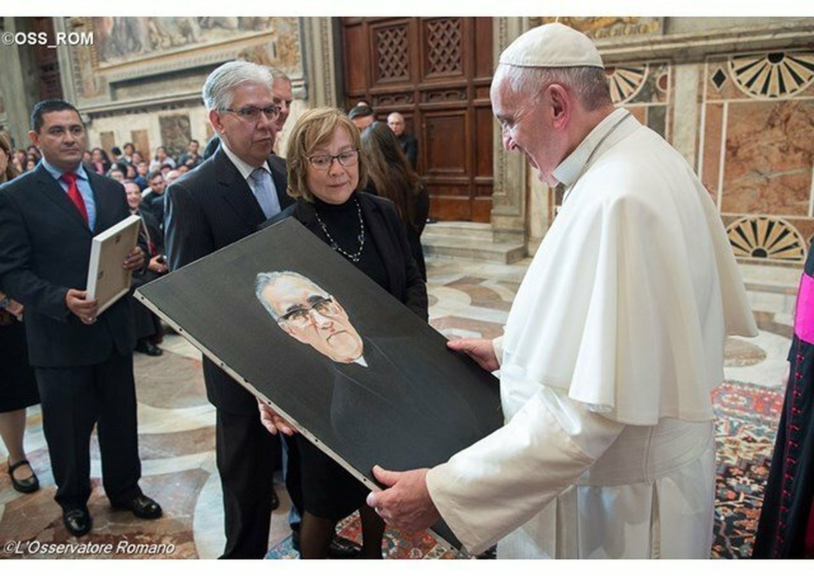 Papa y cuadro de Romero