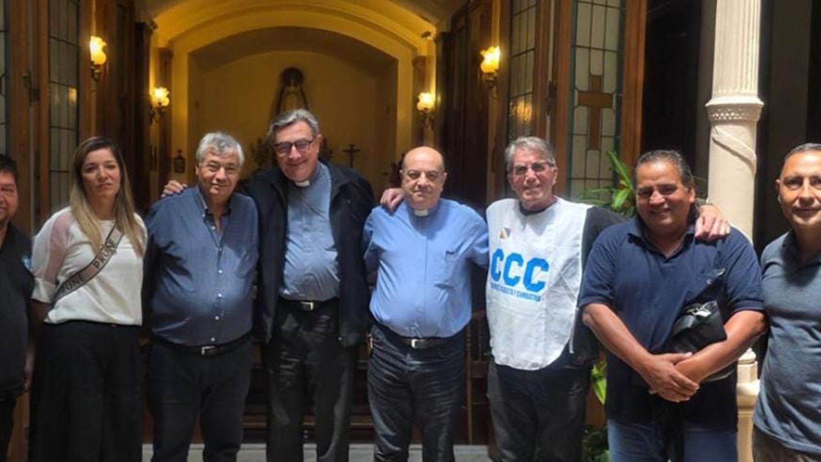 El obispo de Rosario con el cura de Pastoral Social con los dirigentes sindicales y sociales