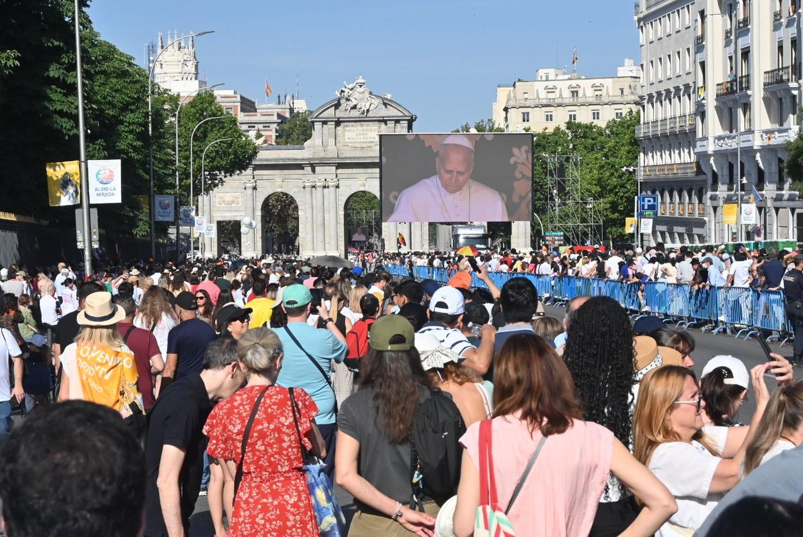 Miles de fieles siguen al Papa en una pantalla gigante