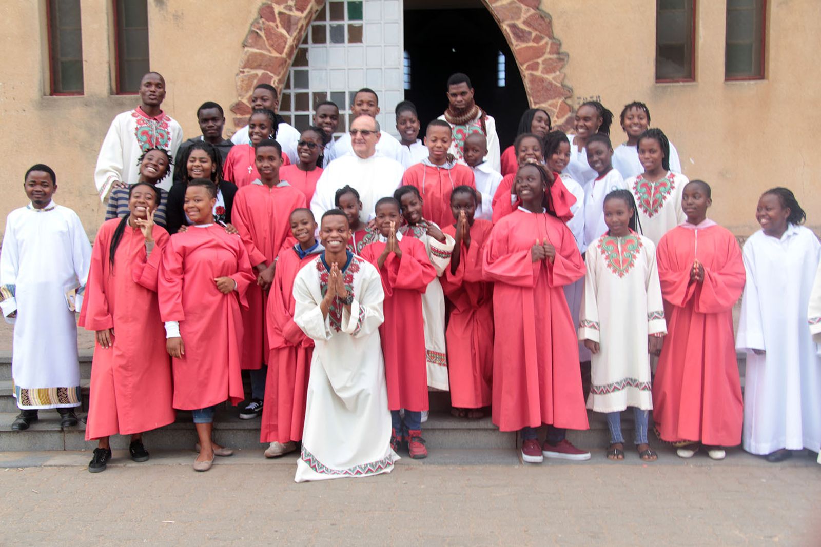 P. Juan Sánchez Arenas, en el centro: "Los mozambiqueños sienten en los mensajes del Papa alegría liberadora"