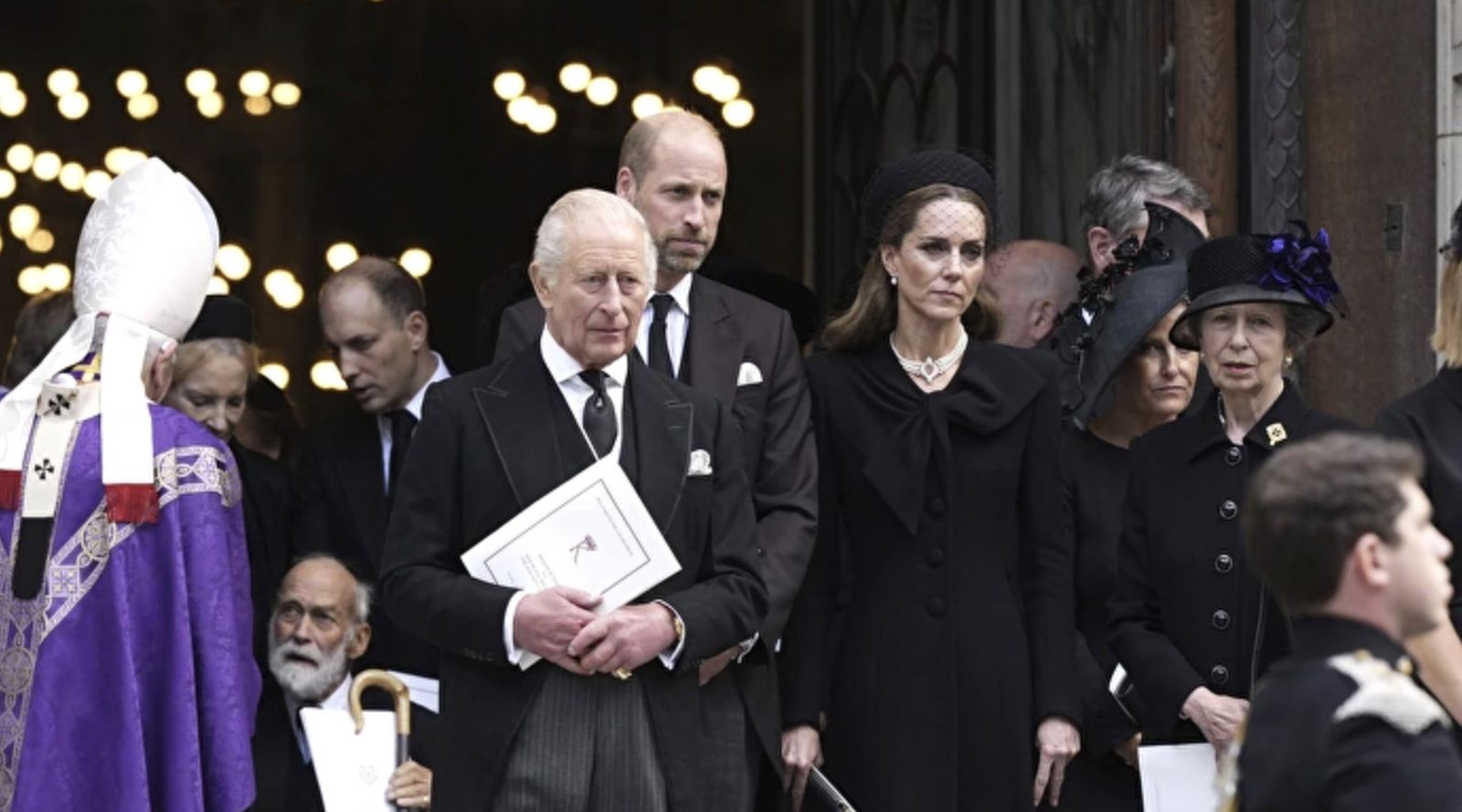 Guillermo, con su mujer y su padre, en el funeral de la duquesa de Kent